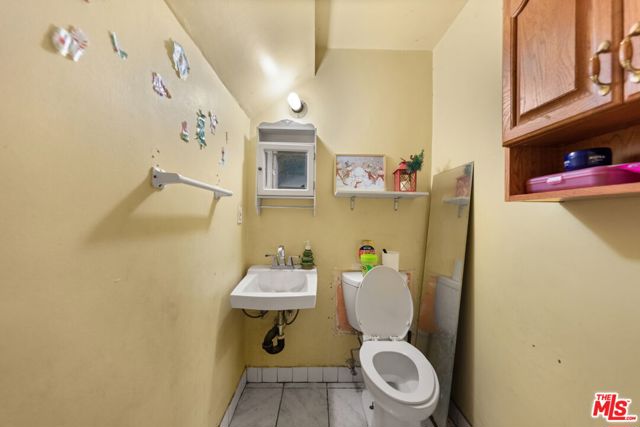 1114 S Kern Avenue, Los Angeles CA: https://media.crmls.org/mediaz/93d39136-4f16-4795-a908-c482962b9fd1.jpg