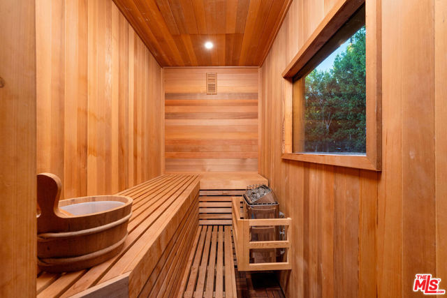 723 N Sierra Drive, Beverly Hills CA: https://media.crmls.org/mediaz/93d3c5c6-f642-49bd-bf5e-88ee54afdc72.jpg