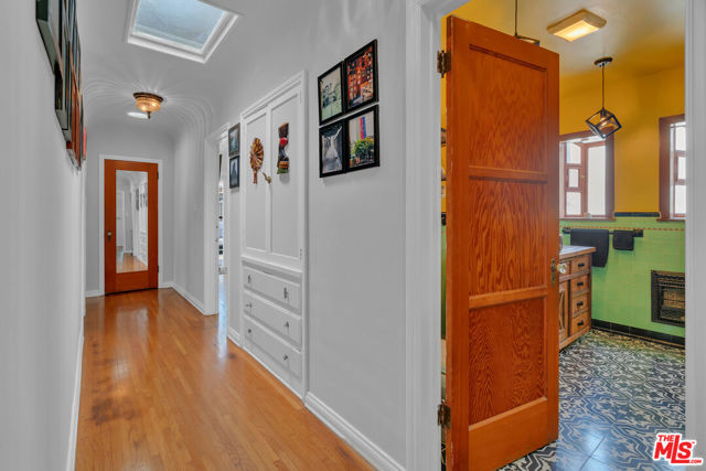 4183 6th Avenue, Los Angeles CA: https://media.crmls.org/mediaz/93d3e258-3bd8-4174-80eb-0cf166e4721c.jpg