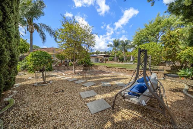 1654 Palomino Ln, Escondido CA: https://media.crmls.org/mediaz/93d5e813-f759-4b34-8040-bb1c233282a1.jpg
