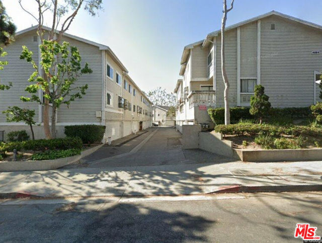 4660 Don Lorenzo Drive, Los Angeles CA: https://media.crmls.org/mediaz/93d6dd8c-63f6-4b8b-b661-18b732f31305.jpg