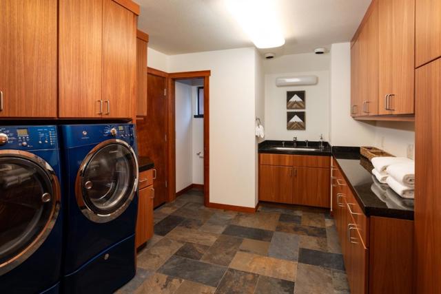 23200 Encinal Court, Los Altos Hills CA: https://media.crmls.org/mediaz/93d82793-0822-4598-8608-078068c56fee.jpg