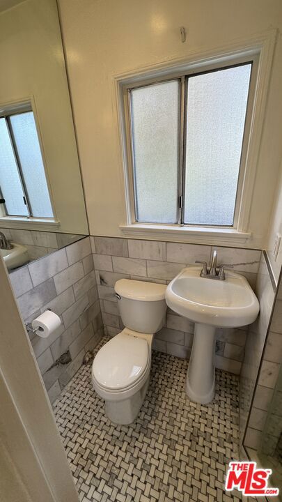 650 656 Park Avenue, Long Beach CA: https://media.crmls.org/mediaz/93d8cb18-ba66-4f6d-8f7f-4fef46188c66.jpg