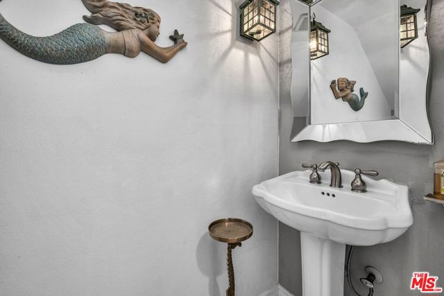 7301 Vista Del Mar, Playa del Rey CA: https://media.crmls.org/mediaz/93da9df7-e1f3-4d3f-86e6-9c7ee50be416.jpg