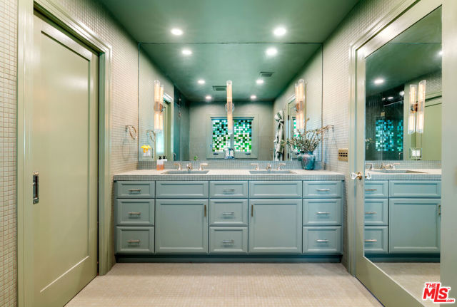 1672 Buckingham Road, Los Angeles CA: https://media.crmls.org/mediaz/93daa24d-16ad-4684-ba3a-cb8472926ff0.jpg