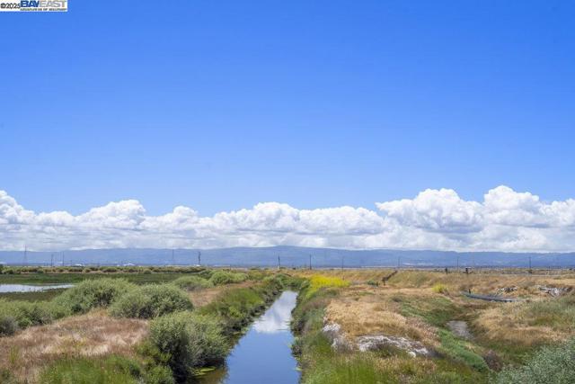 8918 Rudder Way, Newark CA: https://media.crmls.org/mediaz/93dac2ac-ae88-4f36-bde8-7db9be0377ee.jpg