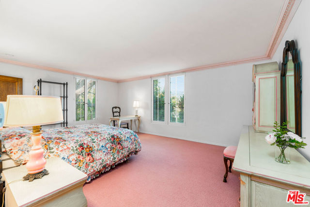 191 S Hudson Avenue, Los Angeles CA: https://media.crmls.org/mediaz/93dafca0-9dd1-4e67-bd9d-f31e37ab1700.jpg