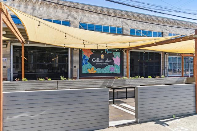 222 Broadway, Oakland CA: https://media.crmls.org/mediaz/93db6afd-b957-437d-9ec5-158e17ed750e.jpg