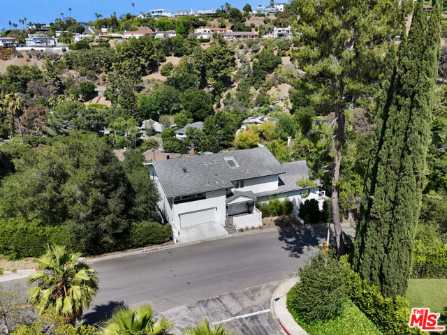 16755 Encino Hills Drive, Encino CA: https://media.crmls.org/mediaz/93db82eb-81e7-440f-b932-bb6db822d237.jpg