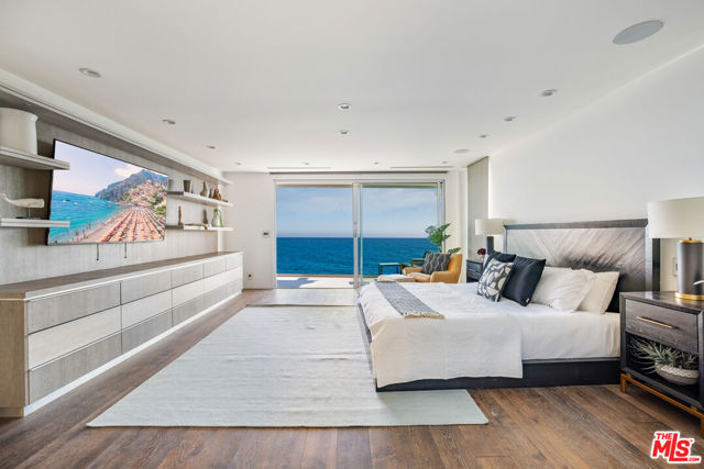 19640 Pacific Coast Highway, Malibu CA: https://media.crmls.org/mediaz/93dba752-7fa4-40b9-b725-683faebd4792.jpg