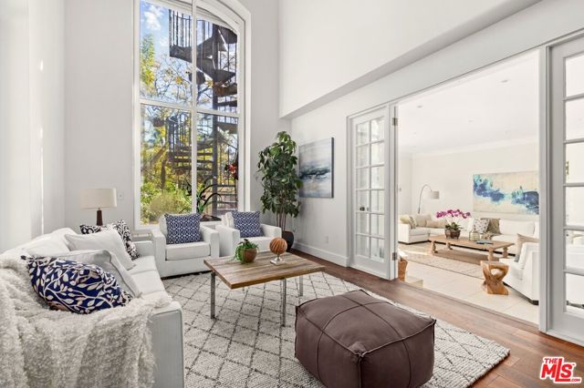 12320 Ridge Circle, Los Angeles CA: https://media.crmls.org/mediaz/93dbed29-0a75-42c7-a6b6-061f3d094ab2.jpg