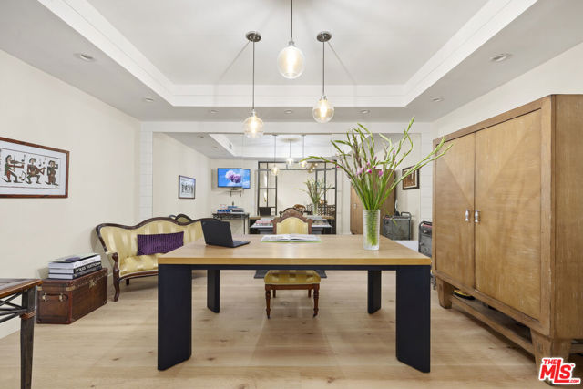 211 S Spalding Drive, Beverly Hills CA: https://media.crmls.org/mediaz/93ddf14d-3563-44b9-93a7-fee4d2d658b3.jpg