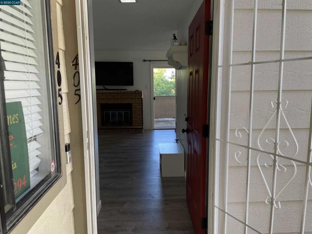 405 405 Weymouth, Hercules CA: https://media.crmls.org/mediaz/93de256f-ce95-4cfe-8434-f22227af98a5.jpg