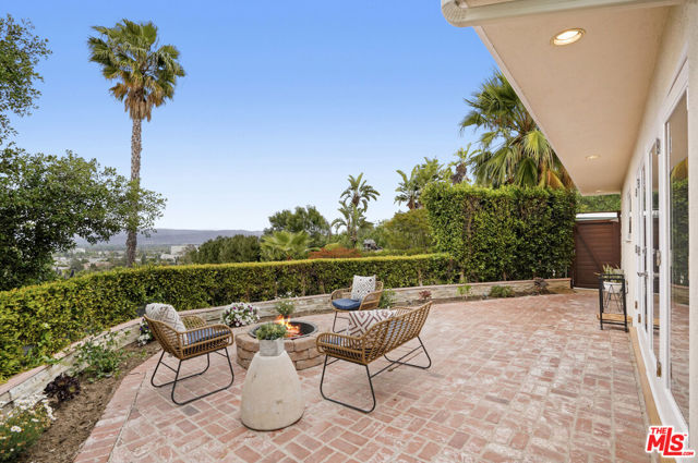 15224 Encanto Drive, Sherman Oaks CA: https://media.crmls.org/mediaz/93de2d1c-cd5b-4849-bbc5-03832b597219.jpg