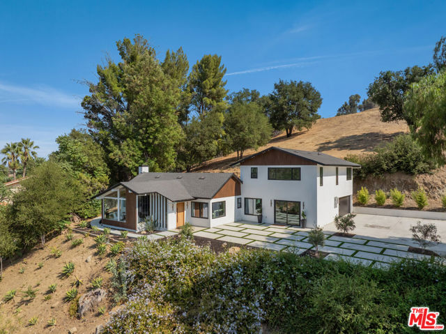 9425 Gierson Avenue, Chatsworth CA: https://media.crmls.org/mediaz/93deef39-7a1f-4c3d-8416-2b466dad9762.jpg