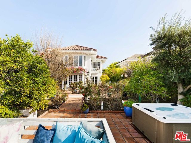 2113 Stoney Hill Road, Los Angeles CA: https://media.crmls.org/mediaz/93df2076-1c2e-433d-9054-d3458c97cd8b.jpg