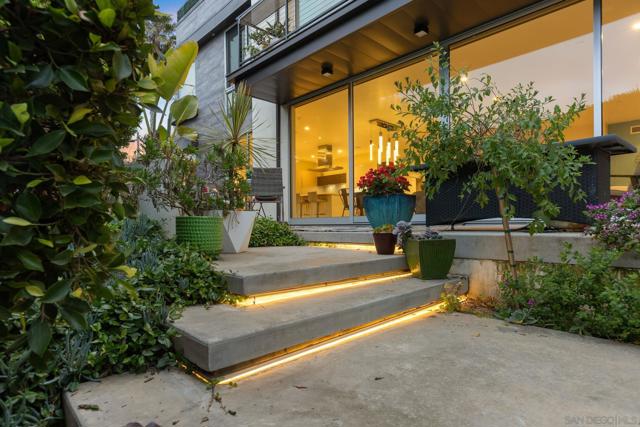 165 Pine Ave, Carlsbad CA: https://media.crmls.org/mediaz/93df6112-5fda-4ce2-a5df-30bbecf8ddc8.jpg