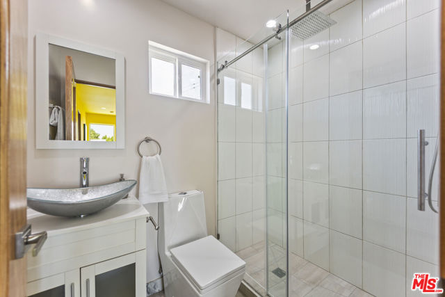 17660 Martha Street, Encino CA: https://media.crmls.org/mediaz/93df8d66-24fe-4135-9f76-354ed766daf8.jpg