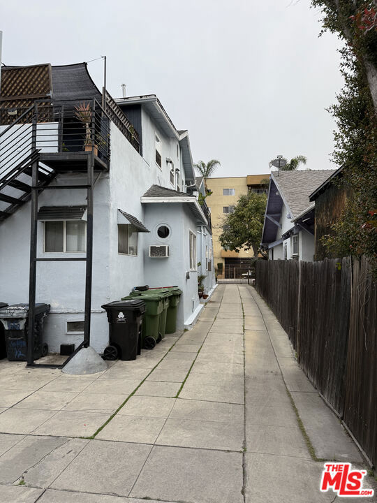 6640 Leland Way, Los Angeles CA: https://media.crmls.org/mediaz/93e0795a-1edf-4452-be7f-2a97632959ec.jpg