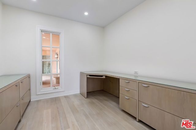 401 Alma Real Drive, Pacific Palisades CA: https://media.crmls.org/mediaz/93e0ce21-a04f-49a3-98fa-b128e5600738.jpg