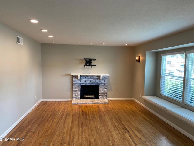 491 Danville Avenue, Thousand Oaks CA: https://media.crmls.org/mediaz/93e17477-ec6a-4b2e-8ca1-9bebce618c3a.jpg
