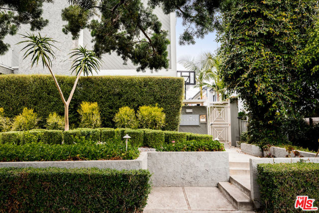 1425 Stanford Street, Santa Monica CA: https://media.crmls.org/mediaz/93e1e107-b657-4fcc-8045-7535d654ed01.jpg