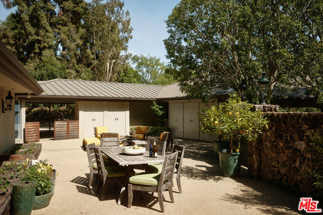 1117 N Beverly Drive, Beverly Hills CA: https://media.crmls.org/mediaz/93e2d48e-19b3-4408-8a35-5e82c6c9f205.jpg