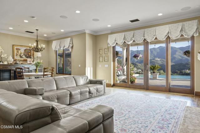 82 Queens Garden Drive, Thousand Oaks CA: https://media.crmls.org/mediaz/93e32bf6-f5ee-4604-bee8-e8f67ecd6169.jpg