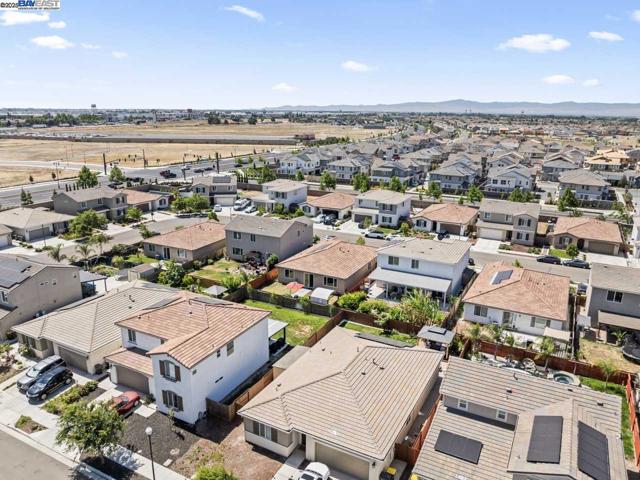 323 Sacramento St, Lathrop CA: https://media.crmls.org/mediaz/93e37610-ebc6-4b8d-b7b2-727e5175796d.jpg
