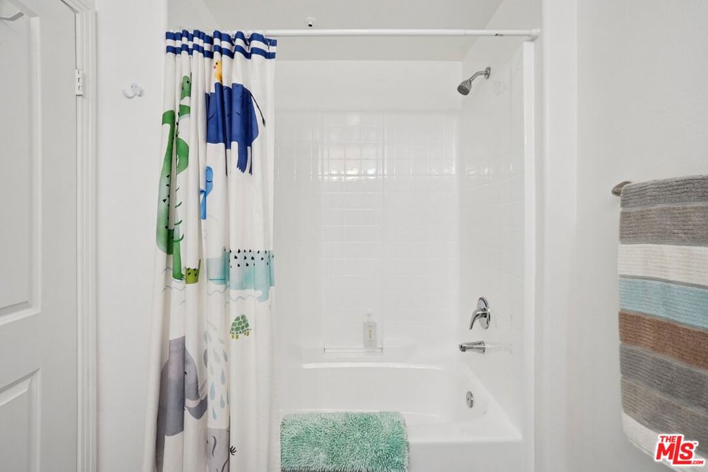 https://media.crmls.org/mediaz/93e394bf-1682-4aac-9735-d0b437cd6440.jpg?preset=X-Large
