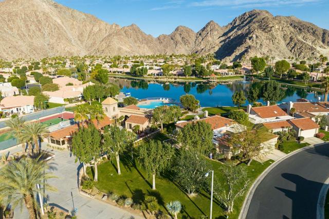48205 Vista De Nopal, La Quinta CA: https://media.crmls.org/mediaz/93e3f56c-b847-4594-978d-9ae5ab27a293.jpg