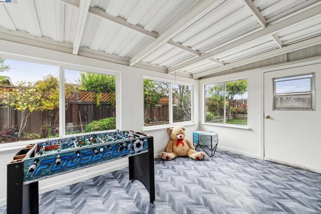 413 Grand St, Alameda CA: https://media.crmls.org/mediaz/93e457df-938e-4c14-8faf-85e7f0b273d0.jpg