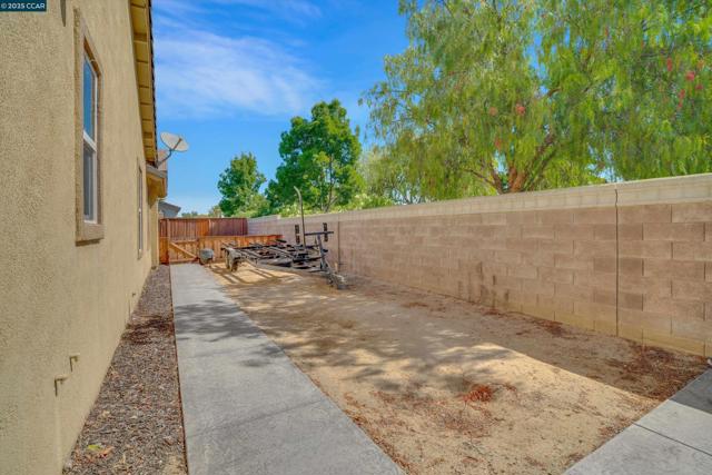 8275 Brookhaven Cir, Discovery Bay CA: https://media.crmls.org/mediaz/93e48363-7acd-44f9-a104-19bd23d0e791.jpg