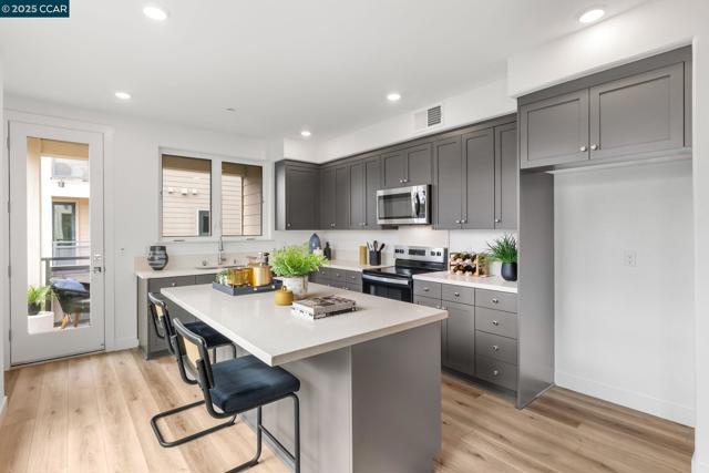 27276 Cosmo Ct, Hayward CA: https://media.crmls.org/mediaz/93e6aed9-889c-4a8c-80a4-5954a5ba843d.jpg