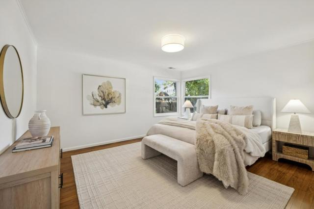 1055 Oakland Avenue, Menlo Park CA: https://media.crmls.org/mediaz/93e6e961-b803-4cdc-853c-451e9d45dc1f.jpg