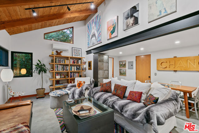 20605 Cheney Drive, Topanga CA: https://media.crmls.org/mediaz/93e775a8-b6d3-4ab0-a63b-907f42134bd2.jpg