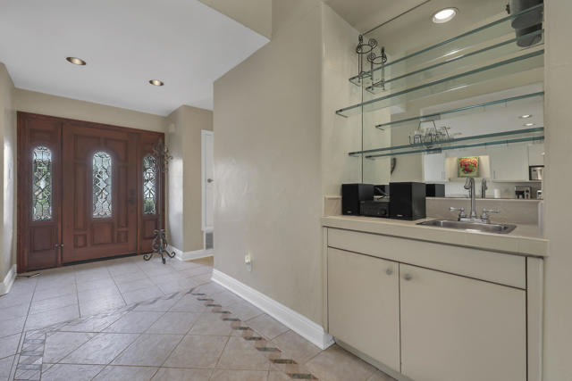 77463 Calle Mazatan, La Quinta CA: https://media.crmls.org/mediaz/93e81674-3258-45f3-bef8-6d0d0e030112.jpg