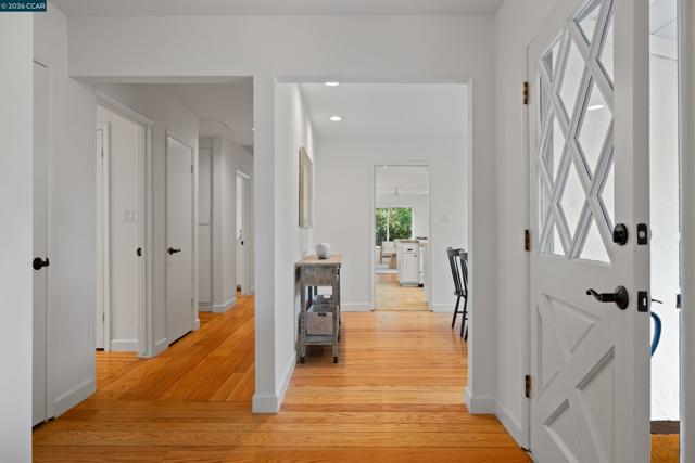 2080 Essenay Ave, Walnut Creek CA: https://media.crmls.org/mediaz/93e86833-3f10-4a44-a014-28a1a90b0299.jpg