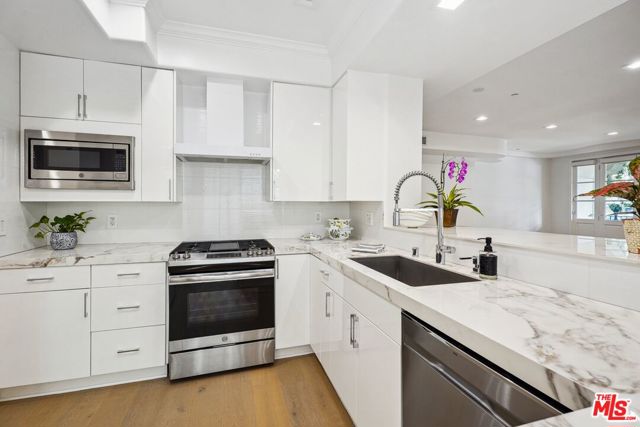 1861 Veteran Avenue, Los Angeles CA: https://media.crmls.org/mediaz/93e86f01-aed5-470b-a987-90769cfde3d4.jpg