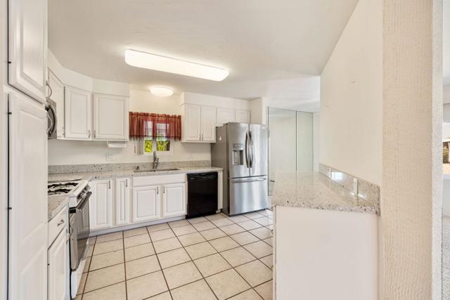 39551 Hidden Water Place, Palm Desert CA: https://media.crmls.org/mediaz/93e95595-1207-41bd-b678-8774a373ac8f.jpg