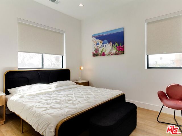 2815 1/2 S Redondo Boulevard, Los Angeles CA: https://media.crmls.org/mediaz/93e955c3-fb2a-42a9-9fba-89b97a3a9aa8.jpg