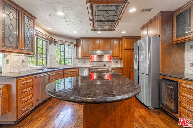 3041 E Chevy Chase Drive, Glendale CA: https://media.crmls.org/mediaz/93ea0c54-ea5e-4142-8b8d-b0fc4ae8baf2.jpg