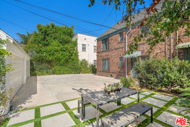 135 N Orange Drive, Los Angeles CA: https://media.crmls.org/mediaz/93eafc6b-2bb3-4172-b132-2af79471c492.jpg