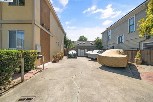 1738 7Th St, Berkeley CA: https://media.crmls.org/mediaz/93eb0a46-263a-4af5-ada0-7f9d3d8ec151.jpg