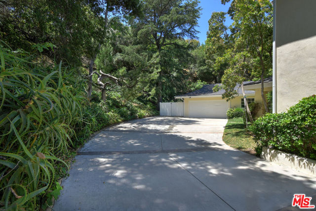 15474 Loom Place, Sherman Oaks CA: https://media.crmls.org/mediaz/93eb8e6d-583c-4b9e-ba79-4e8605737692.jpg