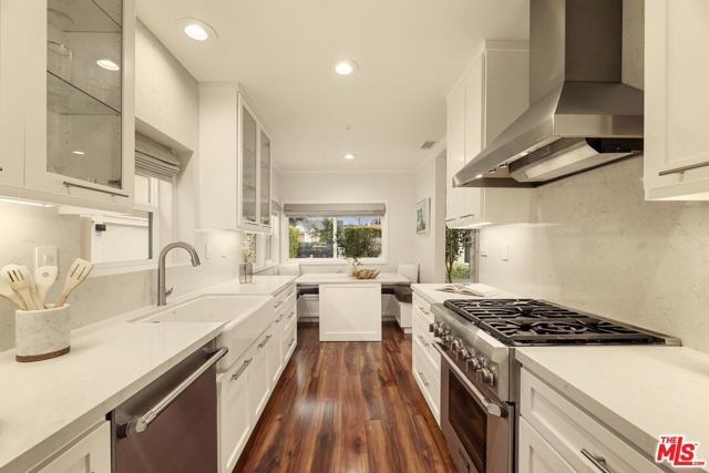 324 15th Street, Santa Monica CA: https://media.crmls.org/mediaz/93ec1f12-e8c1-4f9f-8e5b-a33cb7bbe058.jpg