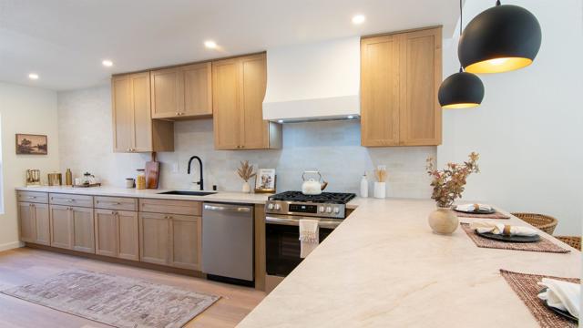 Detail Gallery Image 8 of 29 For 15662 via Calanova, San Diego,  CA 92128 - 3 Beds | 2/1 Baths