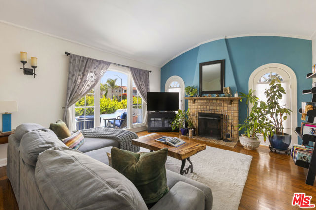 1569 S Orange Grove Avenue, Los Angeles CA: https://media.crmls.org/mediaz/93ee242e-3ab6-449f-96b3-91db5e8ee55a.jpg