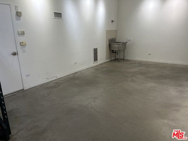 320 Indiana Avenue, Venice CA: https://media.crmls.org/mediaz/93ef3d08-a70c-45da-8b1b-46d9d9e90073.jpg