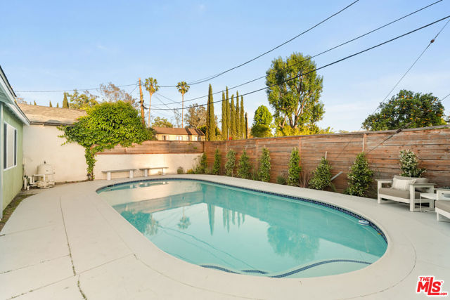 11536 Otsego Street, Valley Village CA: https://media.crmls.org/mediaz/93efb2a6-bf5f-434f-a555-074baeea3225.jpg